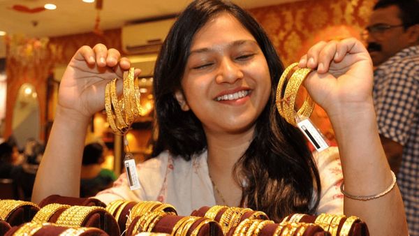 அதிசயம்தான்! சர்ரென குறைந்த தங்கம் விலை! பெண்கள் முகத்தில் 1000 வாட்ஸ் பல்ப்! சென்னையில் விலை என்ன?