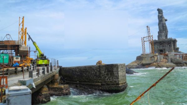 கன்னியாகுமரி கடலுக்கு நடுவே கண்ணாடி பாலம்.. முழுவீச்சில் நடக்கும் பிரமாண்ட தூண்கள் அமைக்கும் பணி!