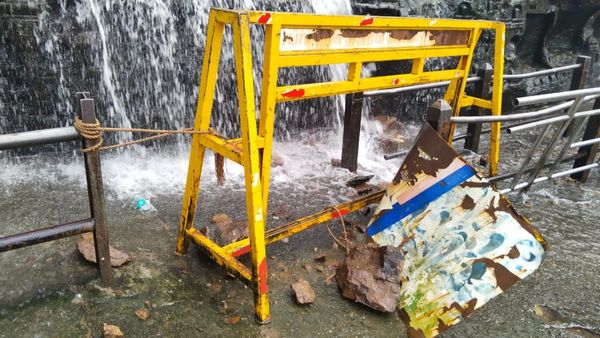 குற்றாலம் மெயின் அருவியில் நடந்த விபரீதம்.. சுற்றுலா பயணிகள் 5 பேர் படுகாயம்! குளிக்க தடை!