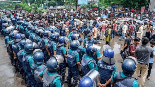 துணை ராணுவ படையினருக்கு எதிராக வெடித்த மாணவர் போராட்டம்.. வங்கதேசத்தில் மீண்டும் பதற்றம்!