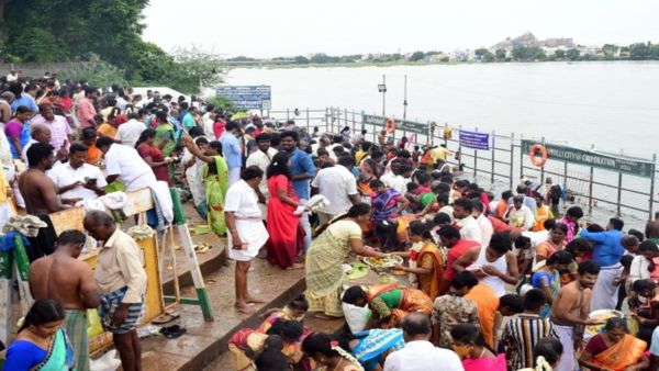 ஆடிப்பெருக்கு .. காவிரி படித்துறைகளில் பொதுமக்கள் சிறப்பு வழிபாடு.. பெண்கள் கவனிக்க வேண்டியவை