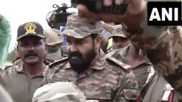 நிலச்சரிவு ஸ்பாட்டில் மோகன்லால்.. திடுதிப்புனு ராணுவ உடையில் வந்தது ஏன்? பின்னணியில் மிலிட்டரி பதவி