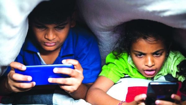 டிவி, மொபைல் பார்க்க கூடாதுனு கொடுமைப்படுத்துறாங்க.. பெற்றோர் மீது புகார் அளித்த பிள்ளைகள்