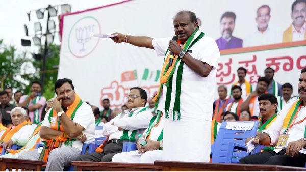 சித்தராமையா ஆட்சி 10 மாதம்தான்..டிகே சிவகுமார்தான் கவிழ்க்கப் போகிறார்.. கொளுத்திப் போட்ட குமாரசாமி!