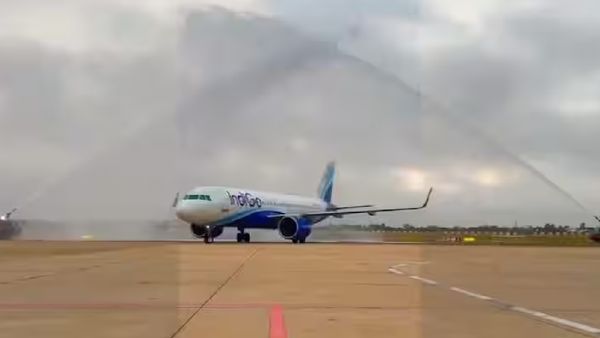 கோவை to அபுதாபி.. இனி நேரடியா பறக்கலாம்.. ஏர்போர்ட்டில் இண்டிகோ விமானத்துக்கு “வாட்டர் சல்யூட்”!