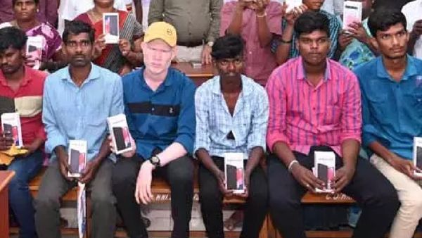 இலவசமாக ஸ்மார்ட் போன்.. சூப்பர் திட்டம்! உடனே விண்ணப்பிங்க.. சென்னை கலெக்டர் அறிவிப்பு!