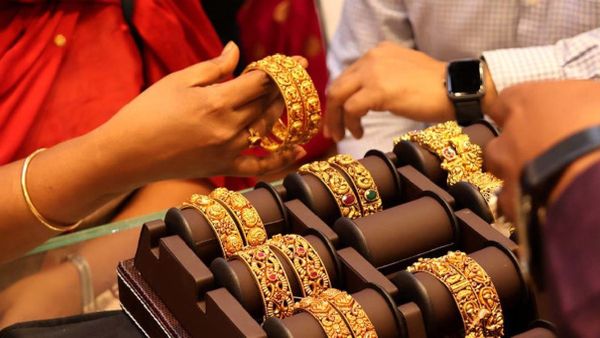 தங்கம் விலை கிராமுக்கு வெறும் ரூ.10 குறைஞ்சிருக்கு! ஒரு சவரன் ரேட் இன்று எவ்வளவு தெரியுமா? 