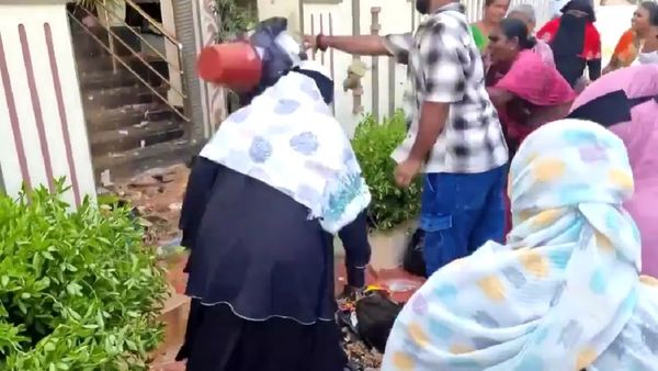 ஆந்திராவின் கடப்பாவில் மேயர் வீட்டில் குப்பைகளை ஆவேசமாக வீசிய மக்கள்.. நாறிப்போன வீடு