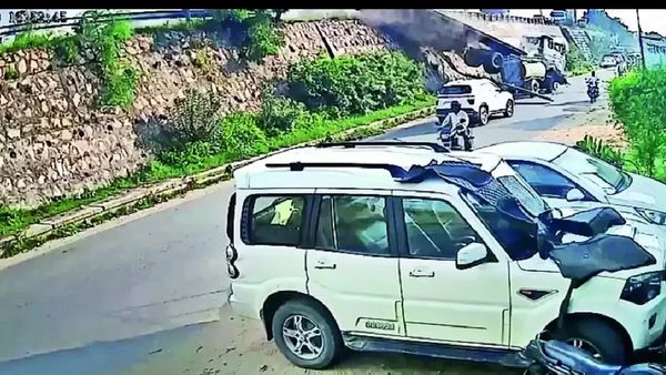 200 அடி பாலத்தில் இருந்து பறந்த லாரி.. தண்ணீர் லாரி மீது விழுந்து நொறுங்கியது.. வீடியோ வைரல் 