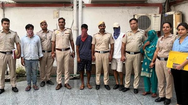 மலேசியாவில் இருந்து கால்.. கடத்தப்பட்ட டெல்லி சிறுமி.. உறவினர்களே செய்த அதிர்ச்சி சம்பவம்