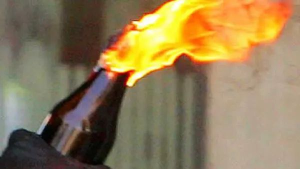 சிறப்பு சப் இன்ஸ்பெக்டர் வீட்டின் மீது அடுத்தடுத்து 3 பெட்ரோல் குண்டுகள் வீச்சு! சீர்காழி அருகே ஷாக்