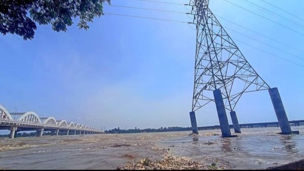 வேரோடு விழ காத்திருக்கும் ஹை வோல்டேஜ் டவர்.. கொள்ளிடம் ஆற்று பாலத்தில் போக்குவரத்து நிறுத்தம்!