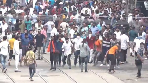 மமதா ராஜினாமா கோரிய கொல்கத்தா மாணவர்கள் பேரணியில் பெரும் வன்முறை-போலீஸ் தடியடி, கண்ணீர் புகை வீச்சு!