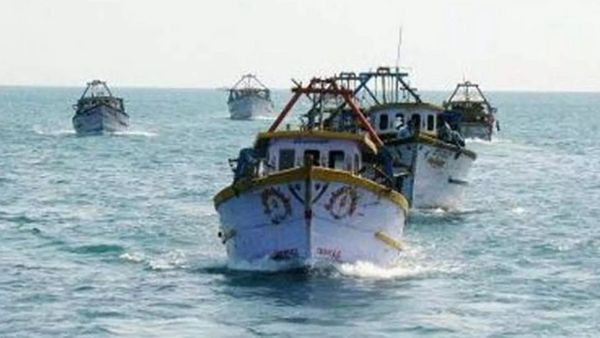 இலங்கை கடற்படை மீண்டும் அட்டூழியம்.. எல்லை தாண்டி மீன்பிடித்ததாக தமிழக மீனவர்கள் 4 பேர் கைது