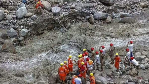 வயநாட்டை தொடர்ந்து இமாச்சலப் பிரதேசத்திலும் தொடரும் சோகம்! மழை வெள்ளத்தில் சிக்கி 77 பேர் பலி