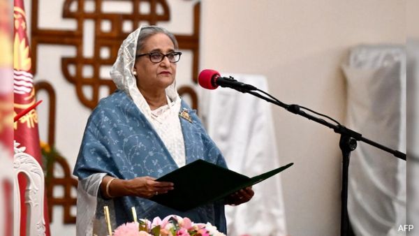  வங்கதேசத்தில் மீண்டும் ராணுவ ஆட்சி? பிரதமர் ஷேக் ஹசீனா ராஜினாமா-நாட்டை விட்டு தப்பியதால் பதற்றம்!