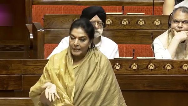 60 வயதுக்கு மேற்பட்டவர்களுக்கு ஏன் கிரெடிட் கார்டு தருவது இல்லை? வெளுத்து வாங்கிய காங்கிரஸ் எம்பி