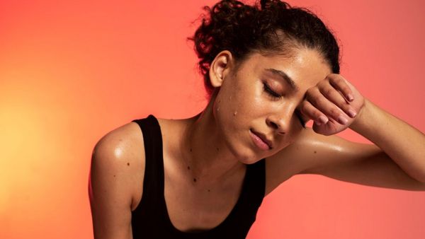 வெளியே போனாலே குப்பென வியர்க்குதா? அசால்டாக விட்றாதீங்க.. இந்த பிரச்சினையாக இருக்கலாம்