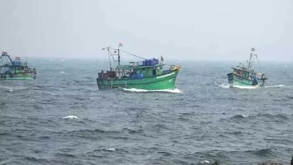 இலங்கை கடற்கொள்ளையர்கள் அட்டூழியம்.. தமிழக மீனவர்களை தாக்கி பொருட்கள் கொள்ளை.. ஷாக்