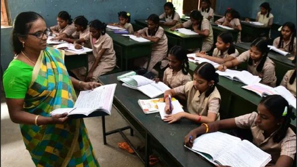 அரசு பள்ளிகளில் காலியாக இருக்கும் 10 ஆயிரம் ஆசிரியர் பணியிடங்கள்! சம்பளம் எவ்வளவு தெரியுமா?