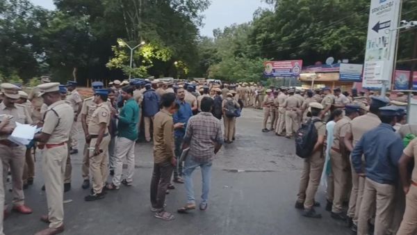 பொத்தேரி ரூம்களில் கொட்டிக் கிடத்த கஞ்சா.. 20 கல்லூரி மாணவர்கள் கைது.. 60 பைக், கார்களும் பறிமுதல்!