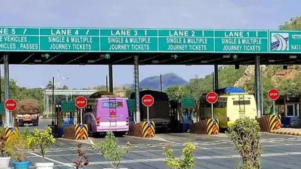 டோல்கேட் டிக்கெட் ஒரேயடியாக இவ்வளவு உயர்வா? 17 சுங்கச்சாவடியா? 26 சுங்கச்சாவடியா? கணக்கு இடிக்குதே