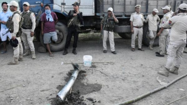 டிரோன் வெடிகுண்டு வீச்சு.. ராக்கெட் தாக்குதல்.. பற்றி எரியும் மணிப்பூர். மீண்டும் பள்ளிகள் மூடல்!