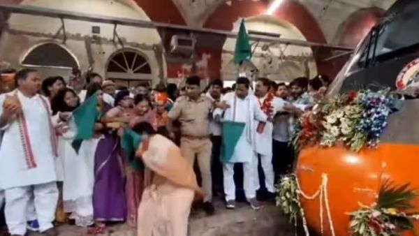 தண்டவாளத்தில் விழுந்த பாஜக பெண் எம்எல்ஏ.. வந்தே பாரத் ரயில் துவக்க நிகழ்ச்சியில் நூலிழையில் எஸ்கேப்