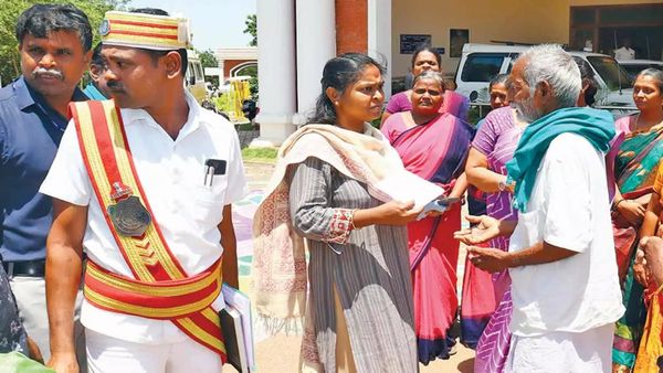 7 ஏக்கர் நிலம், தென்னை மரம்.. சொத்து ஆவணங்கள், பாகப்பிரிவினை சிக்கல்? தஞ்சை கலெக்டரிடம் ஓடிய தம்பதி