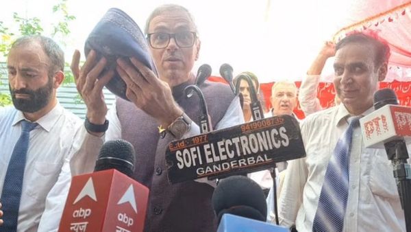 காஷ்மீர்: தொப்பியை கழற்றி ' கைகளை நீட்டி' ஒரே ஒரு முறை வாய்ப்பு தாருங்கள்.. கதறிய உமர் அப்துல்லா!