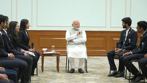 செஸ் ஒலிம்பியாட்.. தங்கம் வென்ற இந்திய வீரர்களுக்கு நேரில் அழைத்து இன்ப அதிர்ச்சி தந்த பிரதமர் மோடி