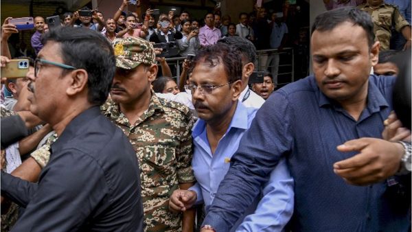 கொல்கத்தா விவகாரம்.. மருத்துவ கல்லூரி முன்னாள் முதல்வருக்கு 8 நாள் சிபிஐ காவல்.. நீதிமன்றம் அனுமதி