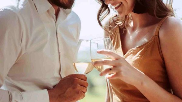 ஜாலியா டேட்டிங் போலாம்.. சம்பளத்தோட விடுமுறை அளிக்கும் நிறுவனம்.. எங்குள்ளது தெரியுமா?