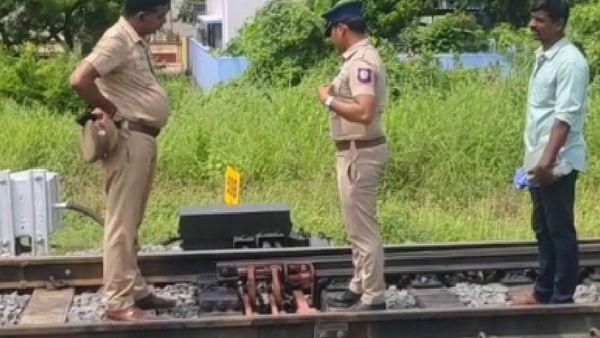 பொன்னேரி அருகே ரயிலை கவிழ்க்க சதியா? திடீர் பரபரப்பு.. ரயில்வே போலீசார் தீவிர விசாரணை!