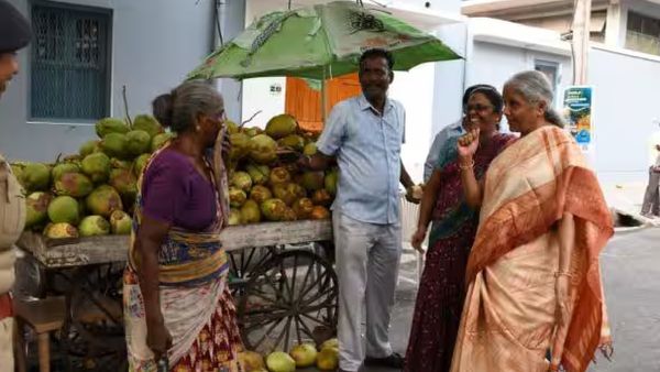 இளநீர் கடை கிட்ட.. வண்டியை ஓரங்கட்டிய நிர்மலா சீதாராமன்.. அதைவிடுங்க.. நிதியமைச்சரை பாராட்டிய டீச்சர்