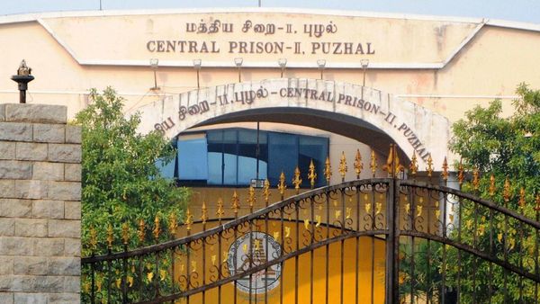 உதட்டில் பல தையல்.. ஒரு ஆணுக்கு 2 பெண்கள் போட்டி.. சென்னை புழல் சிறையில் பெண்ணின் உதட்டை கடித்த கைதி