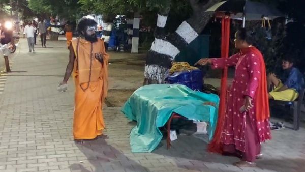 நரிக்குறவர் பெண் ஒரே மிதி.. நெற்றியில் விபூதி பூசிவிட்ட 