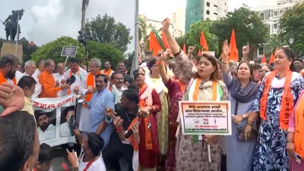 உடைந்த சத்ரபதி சிவாஜி சிலை.. காலணியால் அடிக்கும் போராட்டம் நடத்திய சிவசேனா, என்சிபி, காங்கிரஸ்!