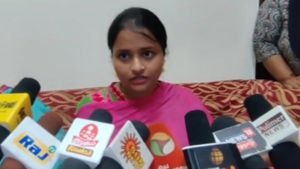 ரோட்டுல போட்டு அடிச்சாங்க.. என் மாமனார் பெயரை கெடுக்க சதி.. பாடகர் மனோ மருமகள் பரபர குற்றச்சாட்டு!