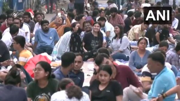 கொல்கத்தா போலீஸ் கமிஷனர் ராஜினாமா கோரி ஜூனியர் மருத்துவர்கள் விடிய விடிய போராட்டம்!