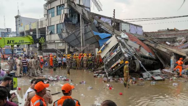 இடிந்து விழுந்த மூன்று மாடி கட்டிடம்.. அதிகரிக்கும் உயிரிழப்பு.. உ.பி.யை உறைய வைத்த கோர விபத்து
