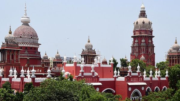 ஆமை வேகத்துல போலீஸ் விசாரணை நடக்குது.. கிருஷ்ணகிரி பள்ளி மாணவி பலாத்கார வழக்கில் ஐகோர்ட் காட்டம்!