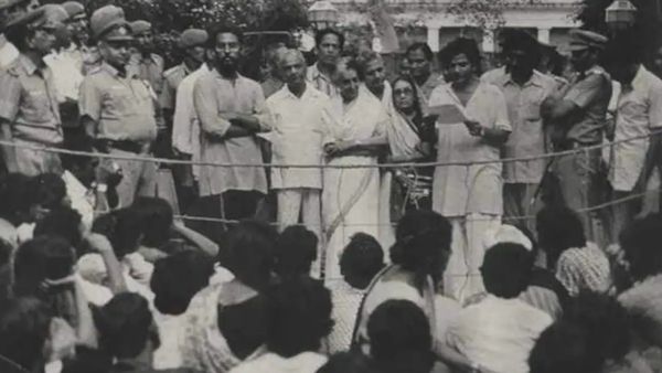 அதிர்ந்த டெல்லி.. ஸ்டன் ஆன இந்திரா.. சீதாராம் யெச்சூரி செய்த தரமான சம்பவம்.. வரலாற்று போட்டோ பின்னணி