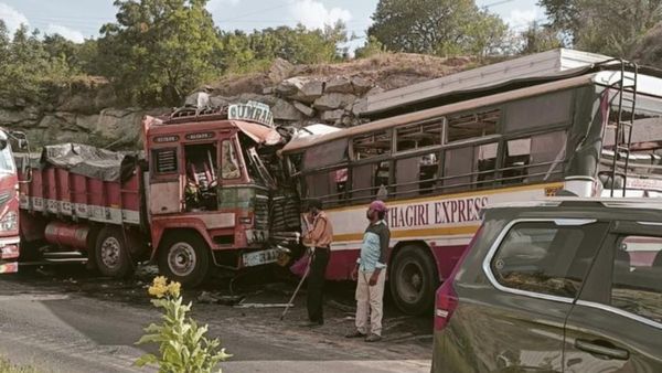 அரசு பேருந்து மீது மோதிய சரக்கு லாரி! சம்பவ இடத்திலேயே 8 பேர் பலி.. சித்தூரில் ஷாக்