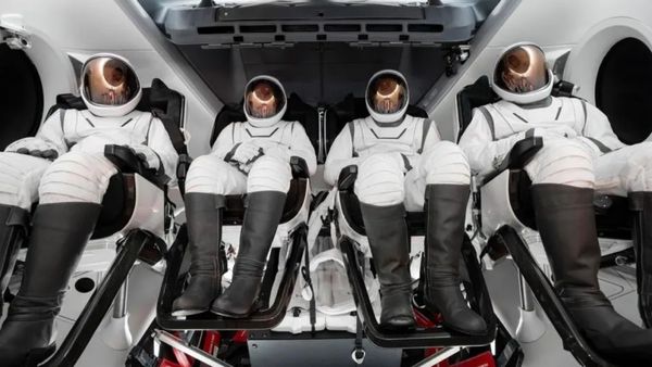 சாதித்த ஸ்பேஸ் எக்ஸ்..விண்வெளி பயணத்தில் ரெக்கார்ட்..வெற்றிகரமாக பூமிக்கு திரும்பிய சுற்றுலா விண்கலம்