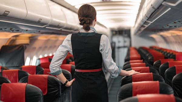 விமானத்திற்குள் இத்தனை அருவருப்புகளா? இதை கடந்துதான் வேலைபார்க்கனுமா.. பணிப்பெண் வேதனை