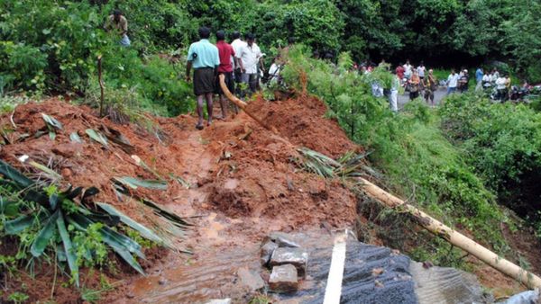 கொடைக்கானலில் விழுந்த கோடு! நிலச்சரிவை தொடர்ந்து.. 300 அடி நீளத்திற்கு நில பிளவு! மக்கள் அச்சம்!