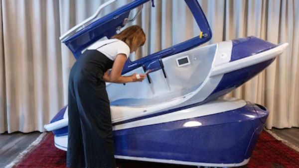 நவீன தற்கொலை மெஷின்.. உள்ளே படுத்த பெண்.. அடுத்த நொடி ஷாக்.. உடனே பாய்ந்த போலீஸ்.. பரபரப்பு