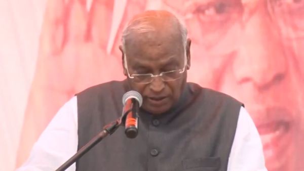 மேடையிலேயே மயங்கிய கார்கே! 