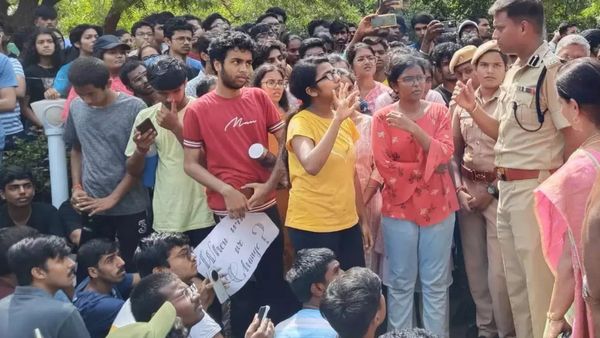 என்ஐடி விடுதியில் வேலையைக் காட்டிய கதிரேசன்! மாணவிக்காக களத்தில் குதித்த மாணவர்கள்! திடீர் திருப்பம்